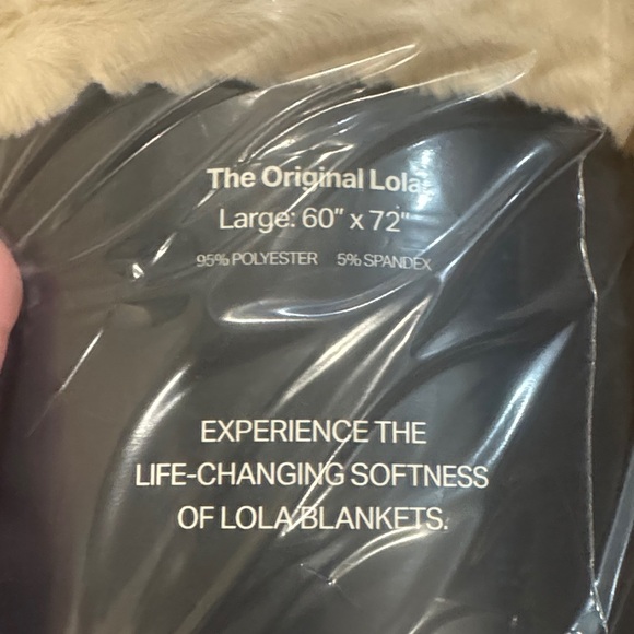 Lola Blankets Plush Throw/Blanket/Bondi Beige/Size L/NEW! NIB! SEALED! Serene!!! - Picture 7 of 16